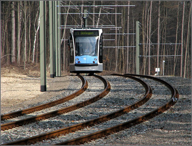 Mit der Straßenbahn nach Ulm-Böfingen -

Ein Combino an der Böfinger Steige unterhalb der Haltestelle Alfred-Delp-Weg. 

Version Jonas, 22.03.2009
