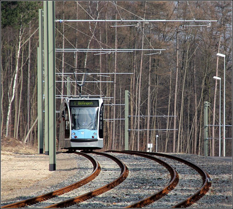 Mit der Straßenbahn nach Ulm-Böfingen -

Ein Combino an der Böfinger Steige unterhalb der Haltestelle Alfred-Delp-Weg. 

Version Matthias, 22.03.2009 