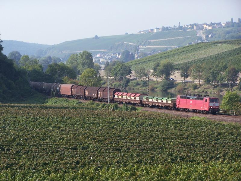 Mit TC 45201 fhrt 181 218 am 24.09.05 durch die Weinberge von Wincheringen an der Obermosel.