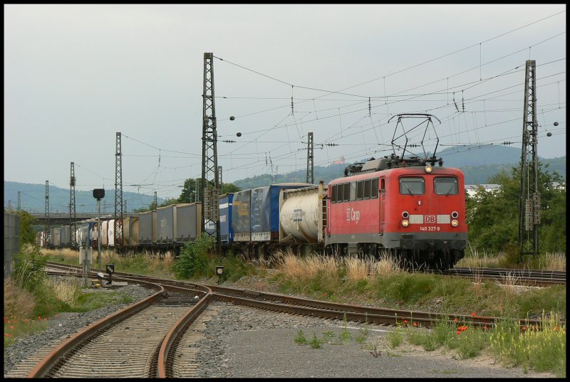 Mit TEC 40175 am Haken rollt 140 327 am 20.06.2008 bei Grosachsen-Heddesheim gemtlich gen Sden. Sie luft direkt hinter dem RE nach Mannheim und muss deshalb mit verminderter Geschwindigkeit fahren.