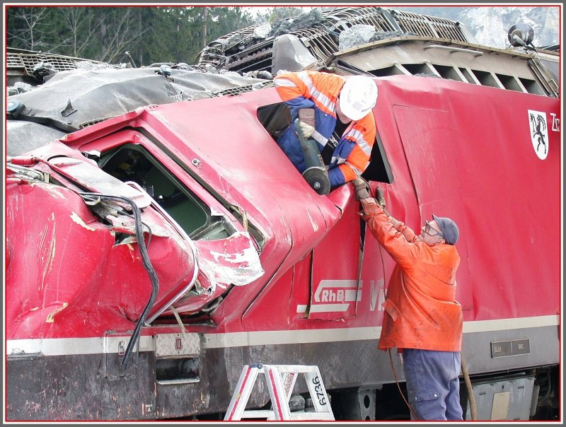 Mit Trennscheiben und Schweissbrenner wird die Lok 632 auf ein transportfhiges Profil zurechtgestutzt. Versam-Safien 08.01.2007