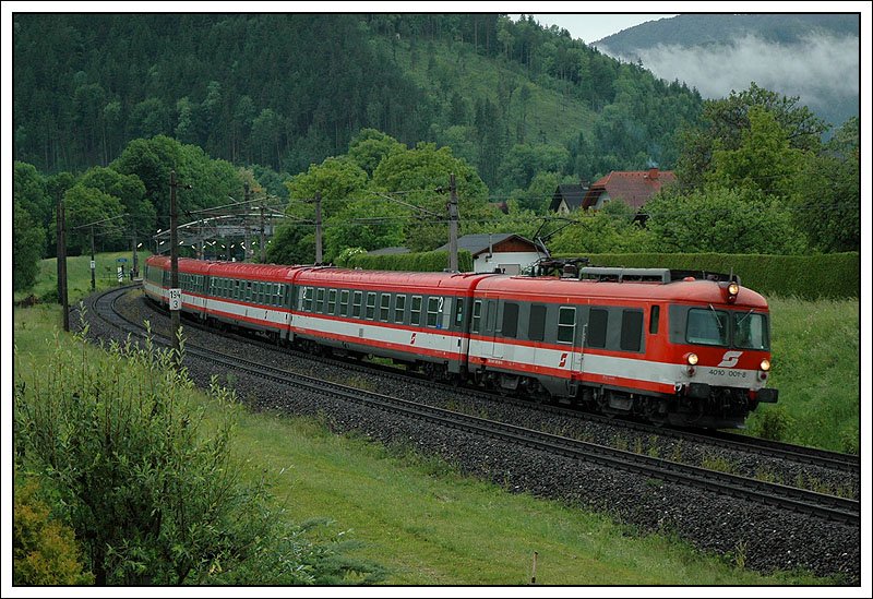 Mit Triebkopf 4010 001 voraus, ist IC 612  Erzherzog Johann  am 17.5.2007 von Graz unterwegs nach Salzburg. Die Aufnahme entstand bei der Durchfahrt der Haltestelle Stbing. Bei starker Bewlkung und Regen war es gar nicht mehr so einfach um 18:49 noch ein brauchbares Bild zustande zu bringe.