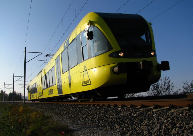 Mit ber 5 Minuten Versptung legt sich hier Der TopBlitz RABe 526 707 in die Kurve der Strecke Weinfelden-Konstanz kurz vor der Einfdelung in die Seelinie.-15.November 2008