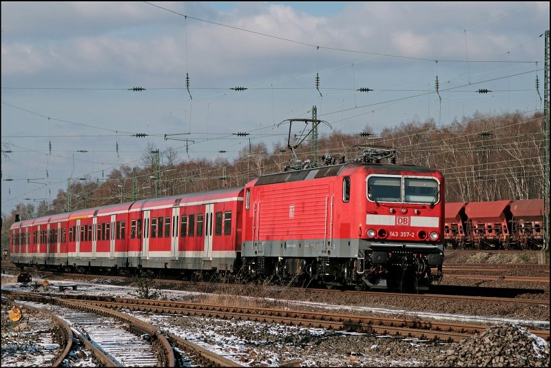 Mit UIC-Nummer und neuen(?) Drehgestellen erreicht die 143 357 mit einer S1, von Dsseldorf Hbf nach Dortmund Hbf, den Haltepunkt Bochum-Ehrenfeld. (23.03.2008)