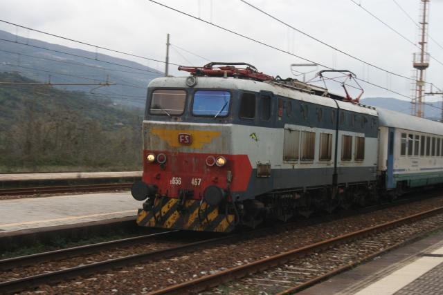 Mit ursprnglicher Lackierung und dem Kaiman an der Seite fhrt E656 467 in Vallo Della Lucania-Castelnuovo ein; 09.12.2007