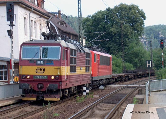 Mit vereinten Krften: Die tschechische 372 011 (siehe BR 180 DB)und die deutsche 155 206 vor einem Zug mit leeren Waggons der RoLa in Rathen (Schs. Schweiz) (18.07.03)
