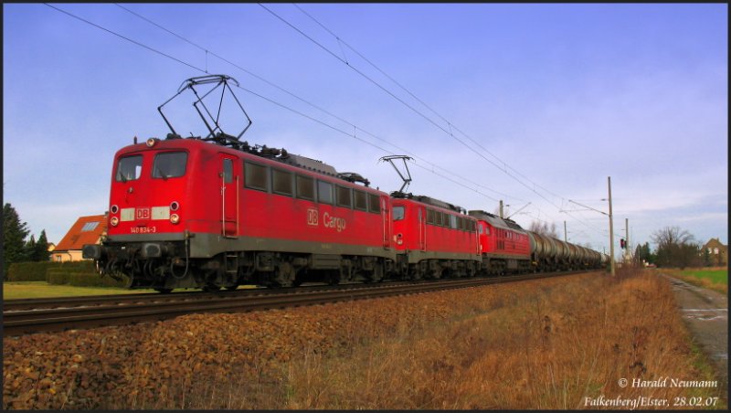 Mit vereinter Kraft. 140 834 und 140 836 ziehen 232 100 und einen langen Gterzug von Falkenberg/E. Richtung Riesa, 28.02.07