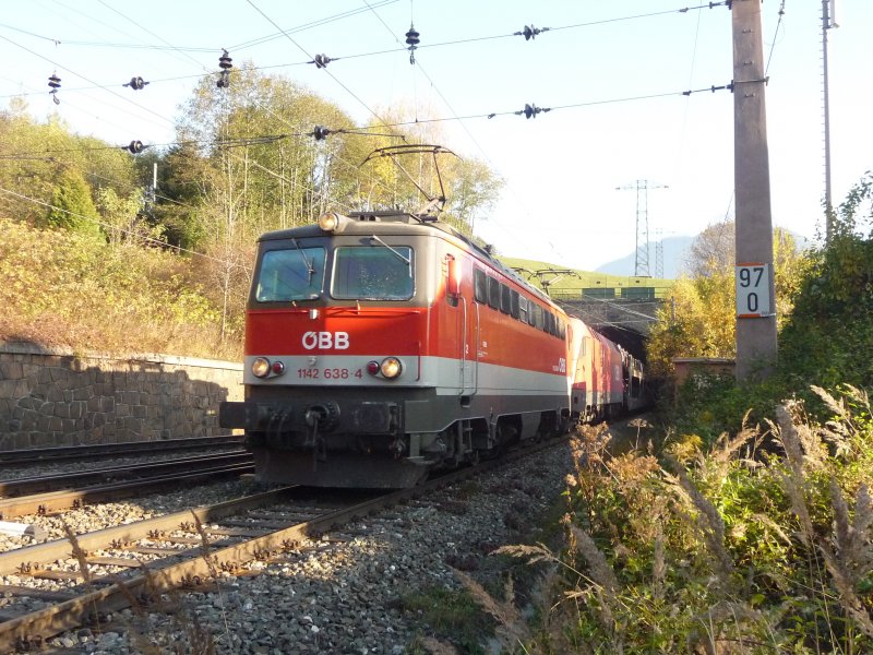 Mit vereinter Kraft ziehen die Elektrolokomotiven der Baureihen 1142 638 und 1116 182 einen langen Autozug den Semering hinauf.
(26.10.2008, Breitenstein)