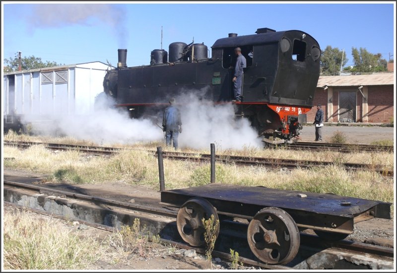 Mit viel Gestik und Palaver werden undurchsichtige Rangiermanver abgehalten, bis endlich die Wagen am richtigen Ort stehen. 442.59 zischt und faucht unaufhrlich hin und her. (28.10.2008)