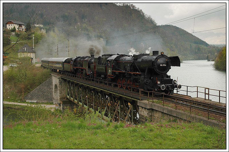 Mit Volldampf durchs Gesuse: 52.7612 und der 50.1171 der Firma Brenner&Brenner am 19.4.2008 mit dem Sonderzug E 16317 (Hersbruck-Selztal), welchen sie in St. Valentin bernommen haben, in Trattenbach.