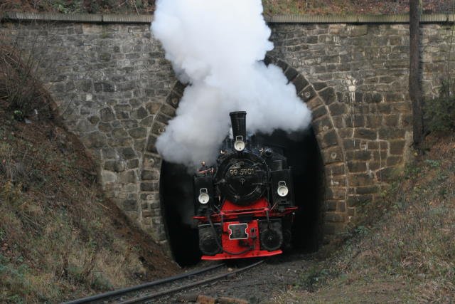 Mit Volldampf kommt 99 5901 aus dem Tunnel Thumkuhlenkopf; 23.12.2006