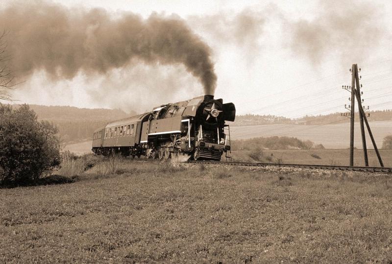 Mit Volldampf in die Kurve.CSD Lok 477.043,auch Papagei genannt,im Mai 1982 mit einem Sonderzug in Sdbhmen unterwegs.(Archiv P.Walter)