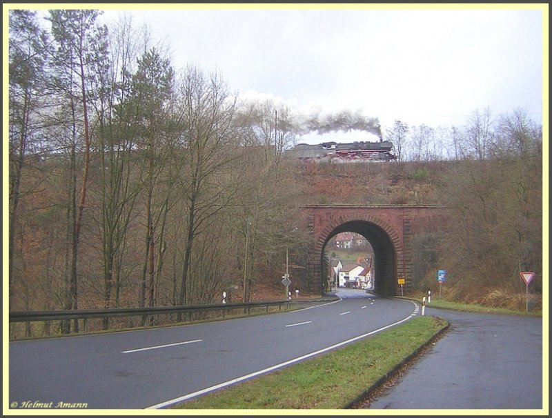 Mit Volldampf nach Heigenbrcken: Am 06.01.2008 pendelte 50 3552 der Eisenbahnfreunde Hanau mehrmals mit einem Sonderzug zwischen Aschaffenburg und Heigenbrcken, hier beim berqueren der Bundesstrae 26 bei Hain im Spessart.
