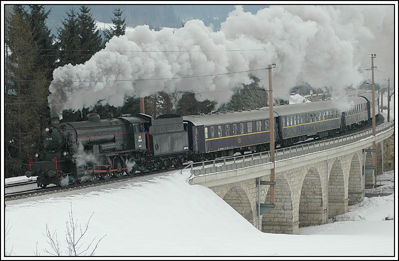 Mit Volldampf nimmt 33.132 am 26.2.2006 die Sdrampe der Semmeringstrecke in Angriff. Hier berquert sie gerade das „Holzergraben-Viadukt“ kurz nach Spital am Semmering.  Dieses Viadukt ist 81,5 Meter lang und 13 Meter hoch, hat sieben Bgen und ist das erste grere Bauwerk der Semmeringbahn von Sden aus gesehen.