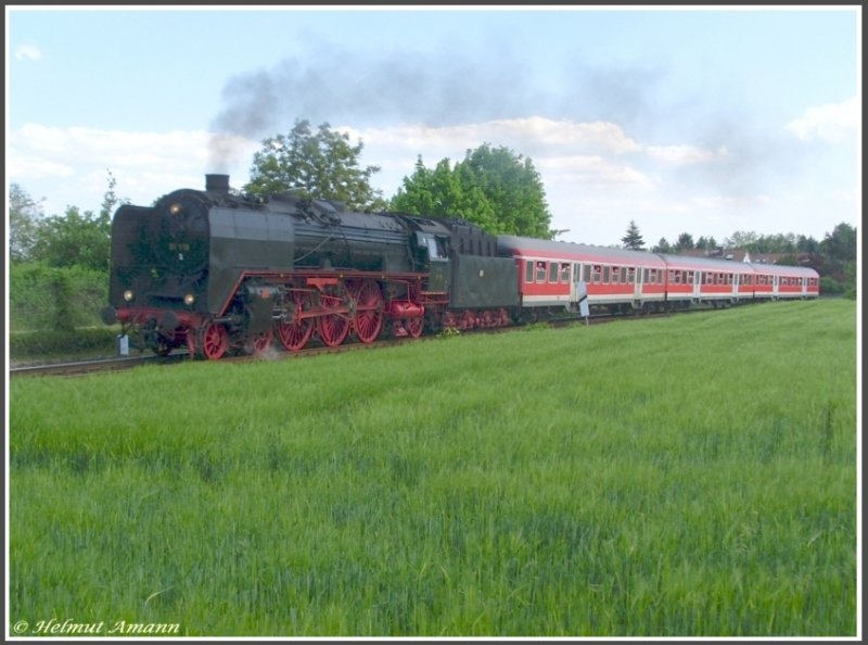 Mit Volldampf in den Taunus hiess es auch an Pfingsten 2008 wie jedes Jahr anlsslich des Bahnhoffestes in Knigstein. Der letzte Dampfzug, der am 12.05.2008 von Frankfurt am Main-Hchst nach Knigstein fuhr, ist hier mit 01 118 als Zuglok kurz vor Liederbach zu sehen, leider war die Wagengarnitur nicht passend zur Lokomotive.  