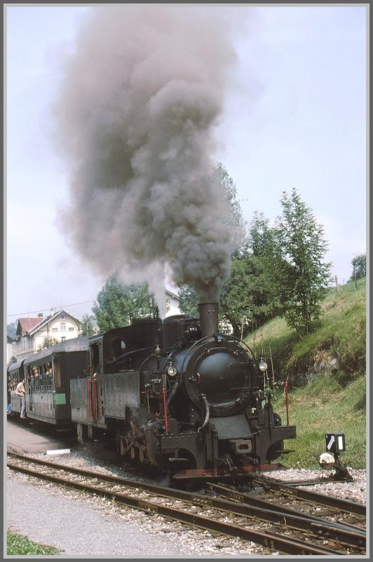 Mit Volldampf verlsst der Dampfzug mit Lok 4 den Bahnhof Egg Richtung Andelsbuch. (Archiv 07/75)