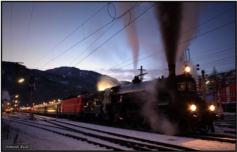 Mit Volldampf voraus nach Wien!! 310.23 und 1044 040 Sekunden vor der Abfahrt mit dem Sdz 16800 am Haken. Mrzzuschlag 08.12.2008