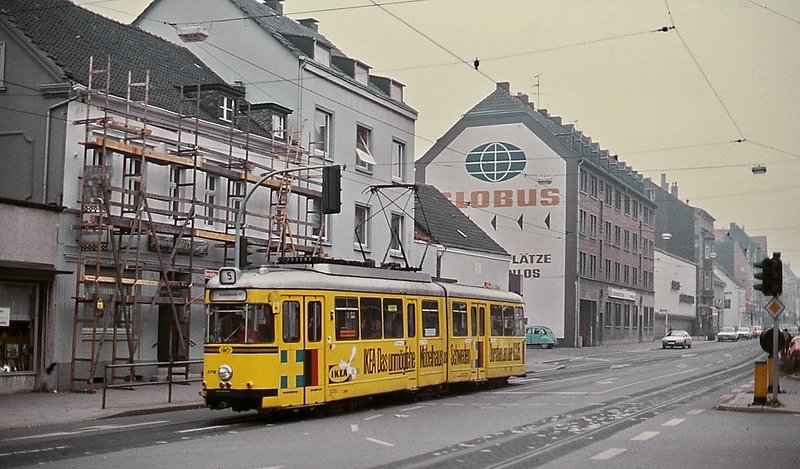Mit Vollwerbung für ein schwedisches Möbelhaus fährt der GT6 376 der Vestischen Straßenbahnen an einem trüben Wintertag 1979 durch Herne nach