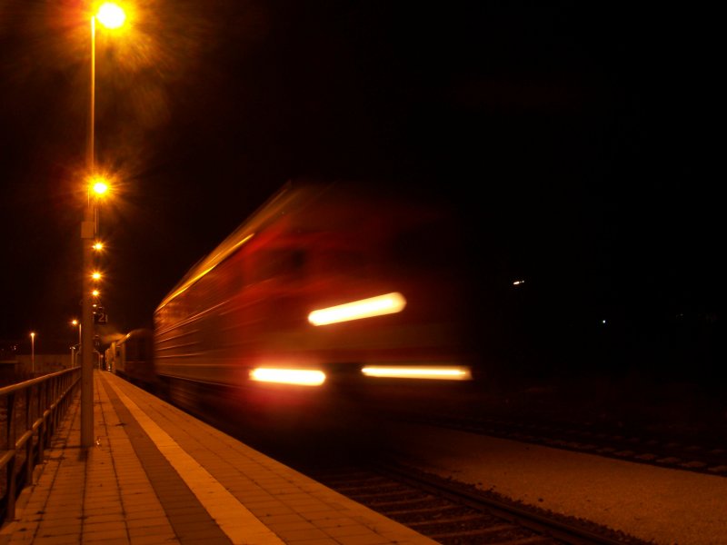 Mit wenigen Km/h fuhr die 232 165 heute am 23.Dezember 2007 um ca. 2.00 Uhr Nachts durch den Bahnhof Knigsbronn. Der Zug bestand aus Rungenwagen, sowie einem L-Begleitswagen und einem Trafowagen. Die Lok fuhr so langsam das selbst meine lange Belichtungszeit nicht lang genug war...^^