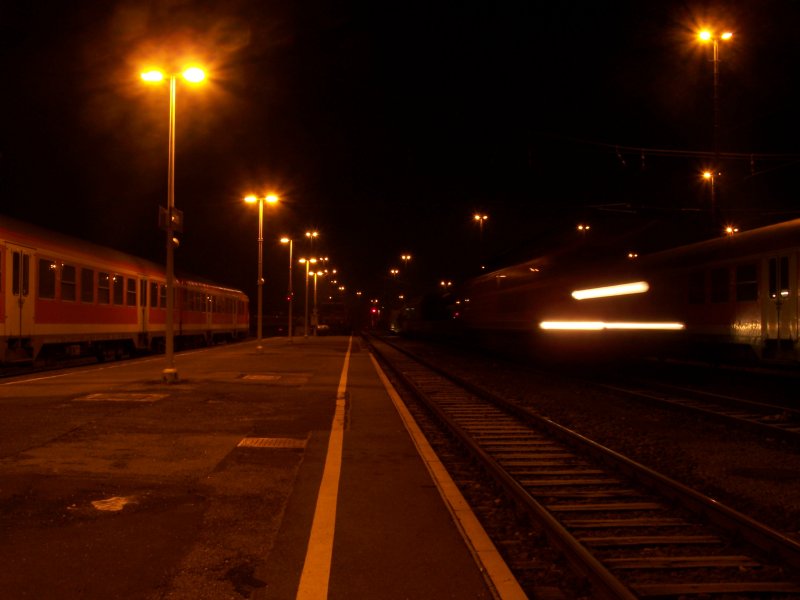 Mit wenigen Km/h fuhr (hier links) die 232 165 heute am 23.Dezember 2007 um ca. 2.00 Uhr Nachts durch den Bahnhof Aalen. Der Zug bestand aus Rungenwagen, sowie einem L-Begleitswagen und einem Trafowagen. Die Lok fuhr so langsam das selbst meine lange Belichtungszeit nicht lang genug war...^^ Mit einem lauten Hupen begrte uns das Zugpersonal in Aalen - deswegen ein groes Danke an sie. 
