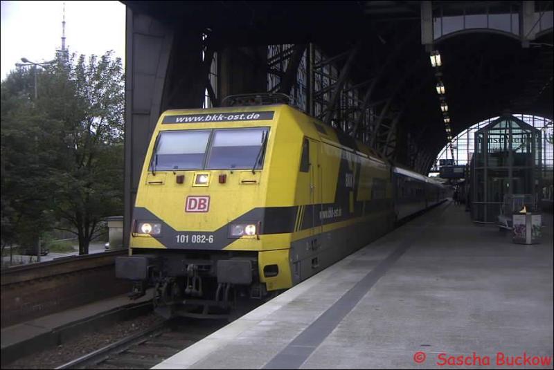 Mit Werbung der BKK zeigt sich BR 101 082-6 im Sommer 2002 in Hamburg-Dammtor. Am Haken hat sie einen IR von Hamburg-Altona nach Hannover Hbf.