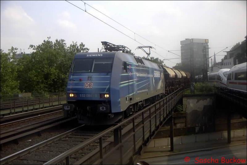 Mit Werbung f�r Siemens zeigte sich BR 152 081-6 im Sommer 2002 mit einem Getreidezug in Hamburg-Dammtor.