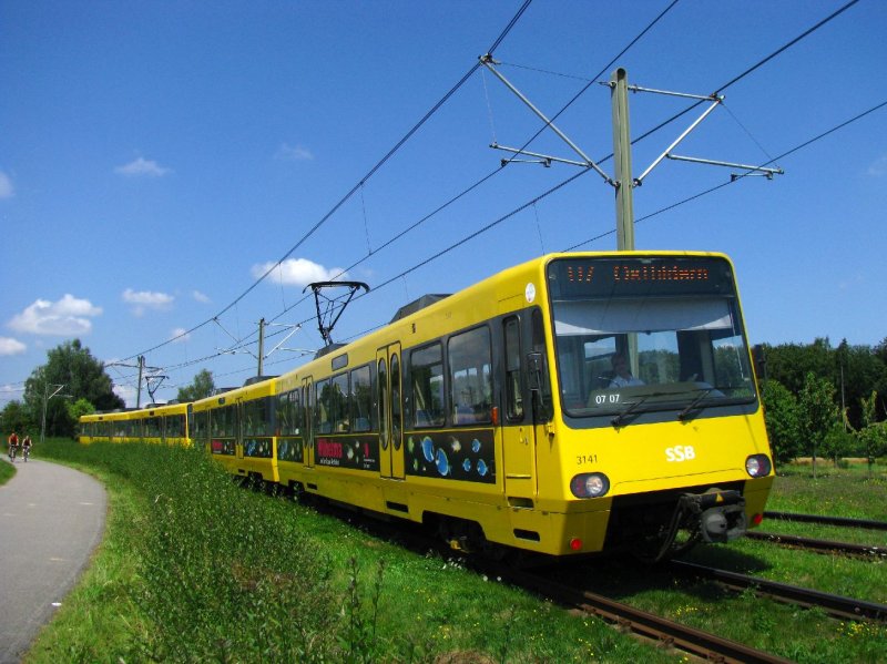 Mit Werbung fr die Wilhelma ist DT.8 3141 zwischen Heumaden und Ruit auf der U7 unterwegs. Gruss an die beiden Radfahrer am linken Bildrand. Mit eurer Spurteinlage habt ihr dem Bild ME keinesfalls geschadet ;) (4.August 2009)