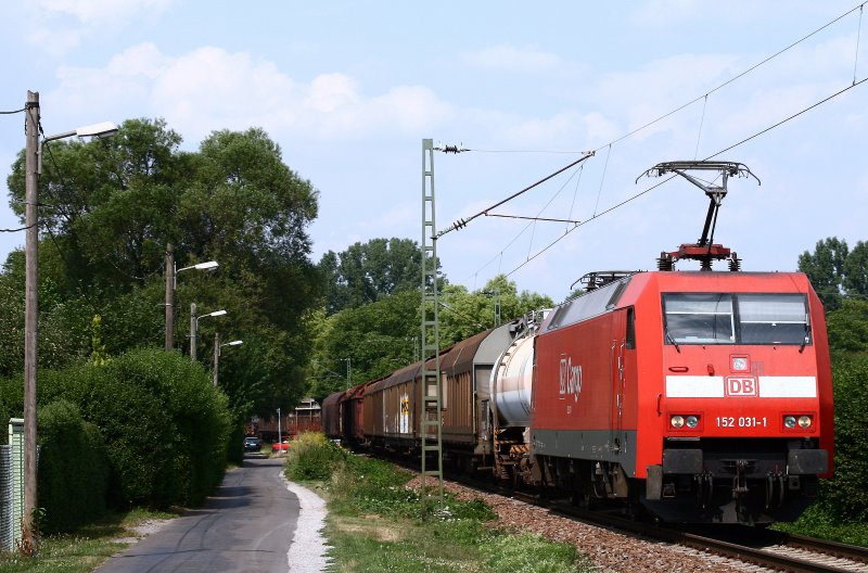 Mit zu den hei�esten Tagen des Jahres 2008 z�hlt der 30. Juli, an dem 152 031 bei tropischen Temperaturen einen Gemischtwarenladen durch die Schreberg�rten des Karlsruher Stadtteils Rintheim in Richtung G�terbahnhof bef�rdert.

