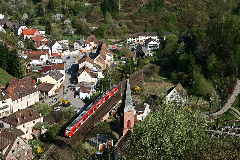 Mit zu den landschaftlich schnsten S-Bahnlinien zhlt sicherlich die S1 der S-Bahn Rhein-Neckar. Am 13. April 2009 ist ein unbekannter Ludwigshafener 425 unterwegs von Osterburken nach Homburg (Saar) und konnte bei Frankenstein (Pfalz) bildlich festgehalten werden.
