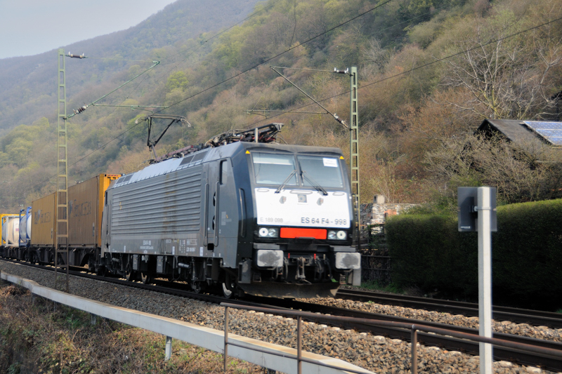 Mit zgiger Geschwindigkeit rollt ES 64 F4-998 mit einem Containerzug Richtung Rdesheim am Rhein. Aufgenommen kurz nach Kaub. (April 2009).