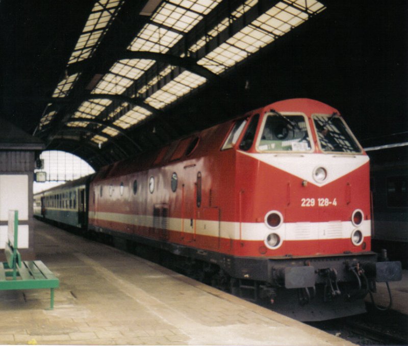 Mit zwei Wagen der Gattung Bom war 229 128-4 sicherlich nicht berfordert. Hier im Mai'99 mit RB Weimar-Glauchau im Bahnhof Gera.