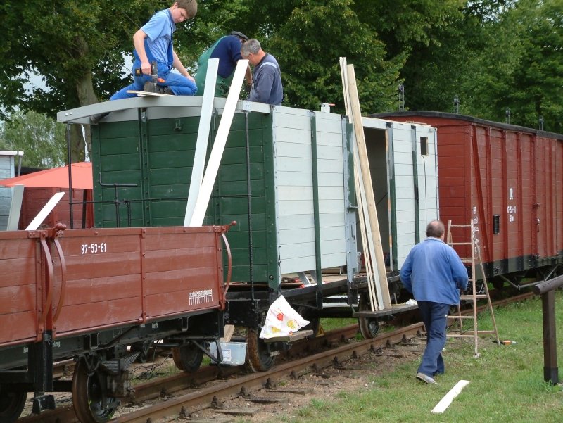 Mitglieder des Vereines Prignitzer Kleinbahnmuseum Lindenberg e.V. beim Aufarbeiten eines Pollo G�terwagens.