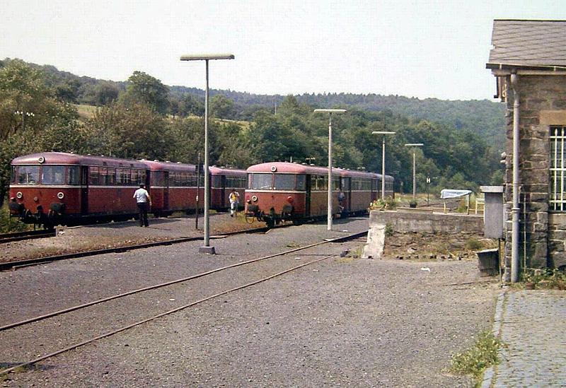 Mittgliche Schienenbus-Kreuzung in Brandoberndorf, 1. Hlfte der 1980iger Jahre.