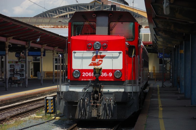 Mittagspause fr Dieselverschub 2068 036-9 mit einem DB-Nachtzugwagen in einem der 4  Deutschlandgleise  (21-24). Salzburg, 20.06.2008 .