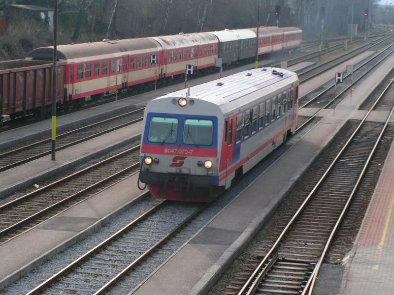 Mitteleinstiegs-Schlieren  Erlebnisbahn  bereitgestellt fr  Militrtranport sowie Triebwagen 5047 070-7 am 26.3.2003