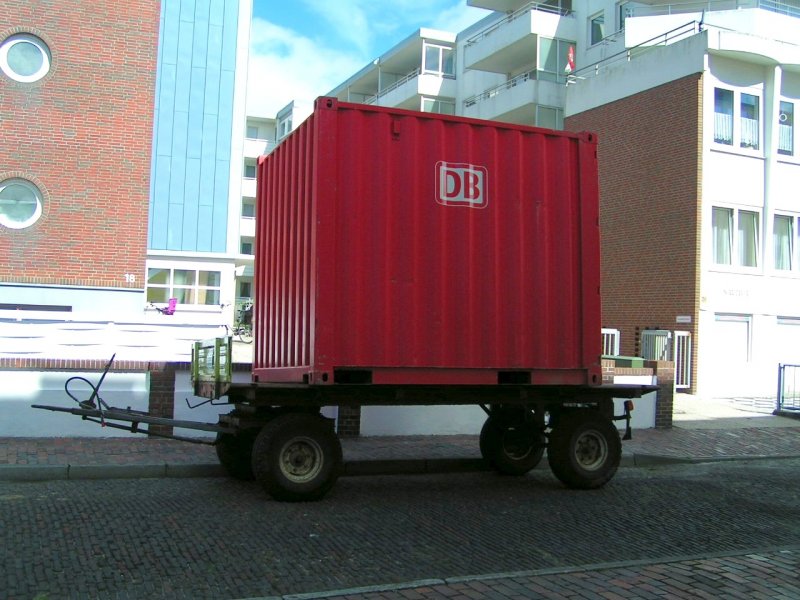 Mittels DB-Container werden auf der Insel Wangerooge Mbelteile zugestellt. (06-08-30) 