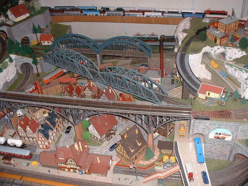 Mittelteil des alten Anlagenteiles. Unten der Bahnhof Neuffen (Vollmer 3510). Darber drei Eisenbahnbrcken von Faller, Kibri und Pola.