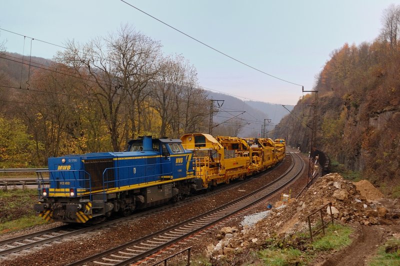 Mittelweserbahn MWB V 2302 zieht einen Bauzug die letzten Meter die Geislinger Steige hinauf. (02.11.2008).