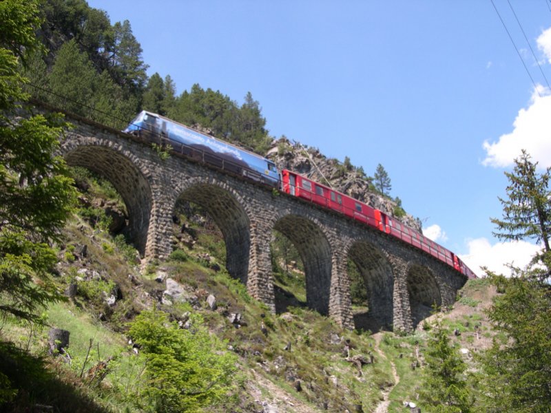 Mitten auf der  Alpenachterbahn  ist hier Ge 4/4 III 647  Grsch  am 14.06.2006 unterwegs. Sie hat soeben den 662m langen Rugnux-Kreiskehrtunnel verlassen und strebt nun bergwrts weiter dem Albula 2-Viadukt zu. Reine Wanderzeit bis hierher wre brigens ab Preda eine gute Stunde. 