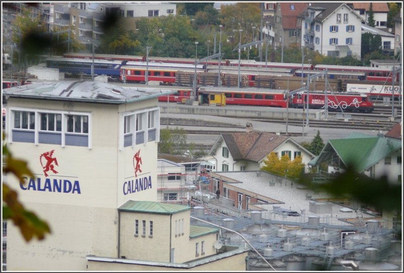 Mitten in Chur steht die Calanda Bierbrauerei und verbreitet ihren Hopfengeruch bis hin zum Bahnhof, wo soeben RE 1128 mit Ge 4/4 III 642  Breil/Brigels  aus St.Moritz einfhrt. (16.10.2008)
