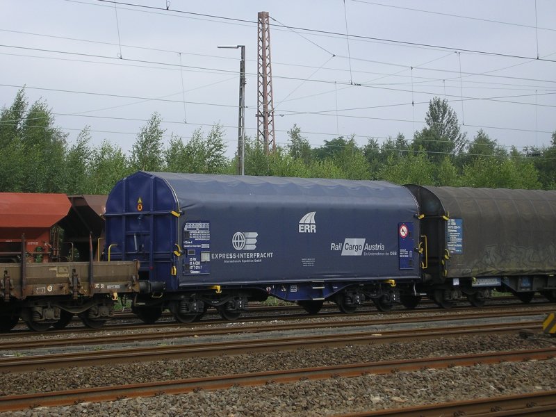 ...,mitten im DB Gterzug ein RAIL CARGO AUSTRIA Wagen ,
abgestellt in Bochum Ehrenfeld.(05.08.2008)