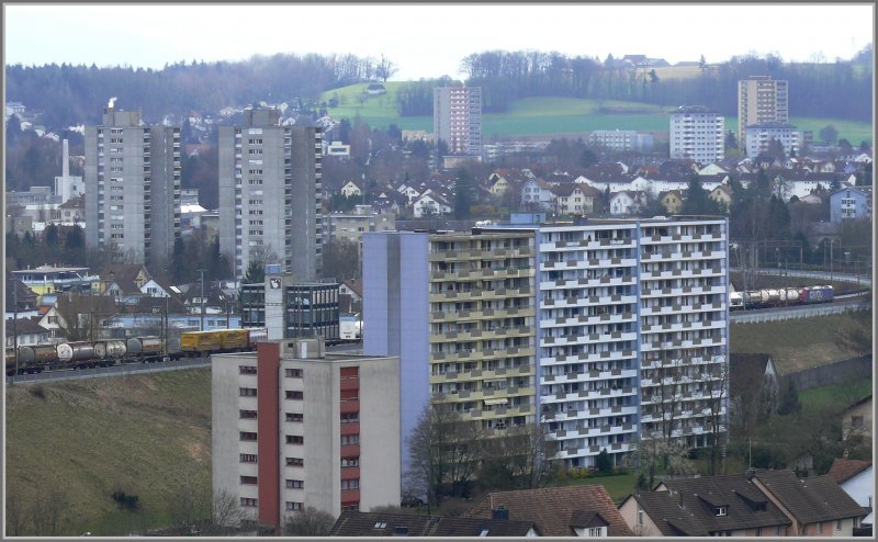 Mitten durch die  Plattenbauten  von Brugg AG fhrt der Weg vom Bzberg Richtung Gotthard. Re 482 mit KLV Zug durchquert das Aaretal bei Brugg AG. (18.03.2008) 