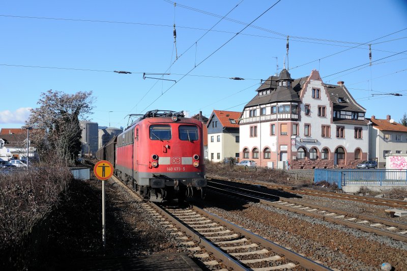 Mitten durch die Stadt... fhrt die KBS 651 in Gro Gerau. 140 673-5 zieht an diesem Samstag einen gemischten Gterzug weiter Richtung Darmstadt. (Mrz 2009).