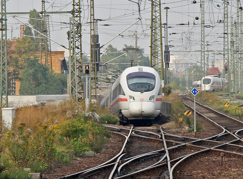 Mitten im (Masten-)Dschungel taucht, auf dem Vorfeld des Leipziger Hauptbahnhofs, ICE 1554 Dresden-Wiesbaden aus dem  Untergrund  auf. Fast parallel dazu einfahrend rechts im Hintergrund ICE 1615 Berlin-Mnchen. Aufgenommen am 15.09.2009