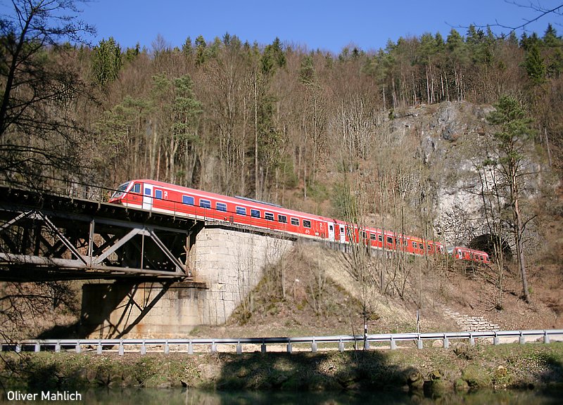 Mitten im Pegnitztal: eine Doppeleinheit VT610 ( Pendolino ) verl�sst auf dem Weg nach N�rnberg Hbf den  Rotenfels -Tunnel zwischen Velden und Rupprechtstegen und �berquert das Fl�sschen Pegnitz.