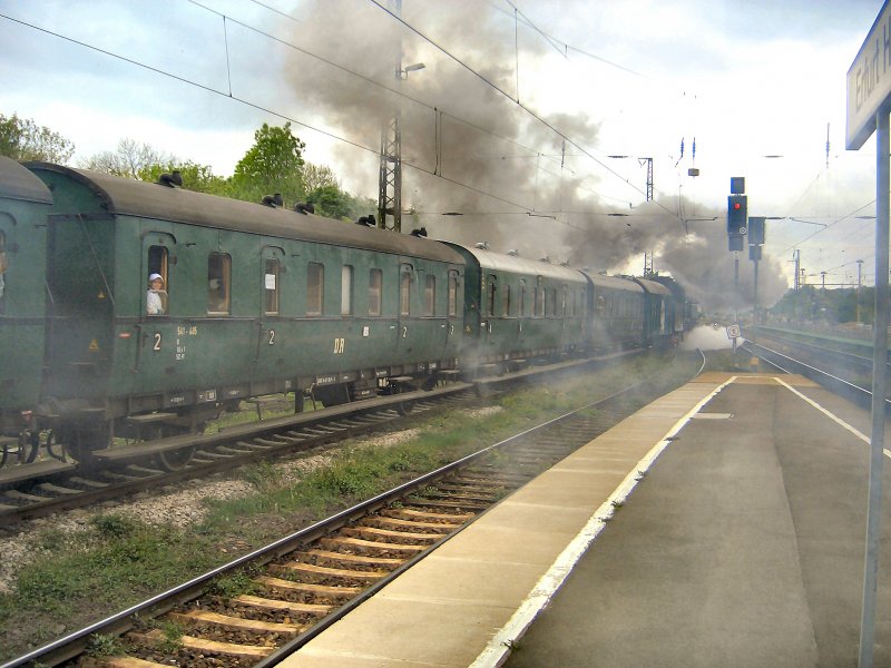 Mitten in der Qualmwolke steht der Fotograf in Erfurt Hbf, Zug mit historischen Wagenmaterial und der BR 65 fhrt gerade Richtung Neudietendorf davon, Sommer 2005