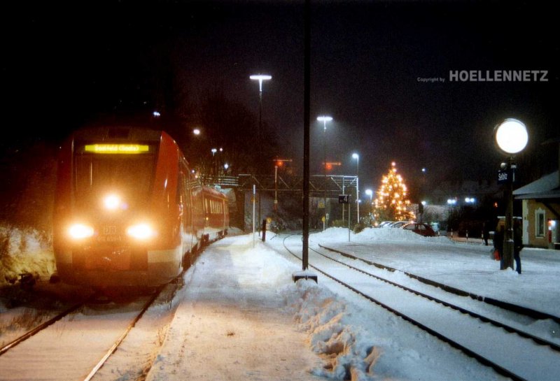 Mitten im Sommer stelle ich mal ein Weihnachtliches Bild ein. Symbolhaft fhrt hier im Bahnhof Selbitz an der Nebenstrecke Hof - Bad Steben ein 612er Triebwagen in Richtung Saalfeld an der Saale. Das war tatschlich aber leider nur bis 1945 wo, seitdem ist die Strecke von Marxgrn nach Blankenstein in Thringen, wo es nach Saalfeld weitergeht, unterbrochen. Die Initiative HOELLENNETZ e.V. deren Mitglied ich bin und wo ich das Bildchen zur Verfgung gestellt habe, kmpft seit 2002 fr die Wiedererrichtung dieser Bahnverbindung. Die ehem. Grenze ist weg, beiderseits mssen die Zge wenden und umkehren. Diese Strecke ist gewidmet und htte 3fachen Sinn im Gterverkehr, PNV und fr Tourismusverkehre. Das Bild soll symbolisieren, was der Verein und vor allem die Region mchte: Gute Verbindung von Oberfranken nach Thringen hinein, direkt und ohne Umweg!