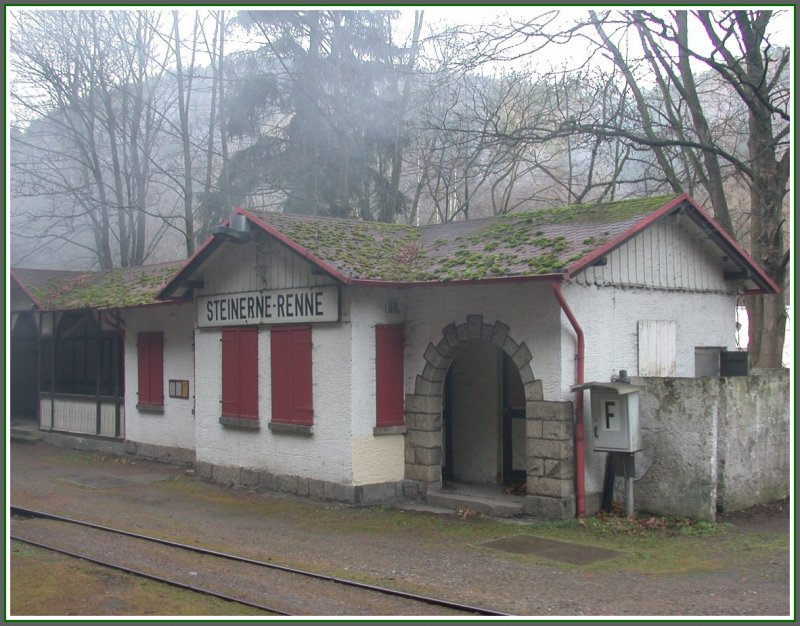 Mitten im Wald steht der Haltepunkt Steinerne Renne auf dem Weg nach Drei Annen Hohne. (13.12.2006)