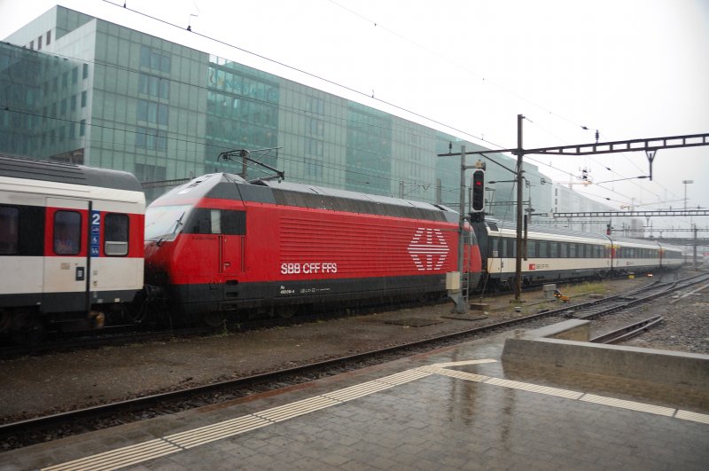 Mittendrin: Re 460 014-4  Val-Du-Trient  schiebt und zieht jeweils einen Teil ihres Intercitys. (Basel-SBB, strmender Regen, 12.08.2008).