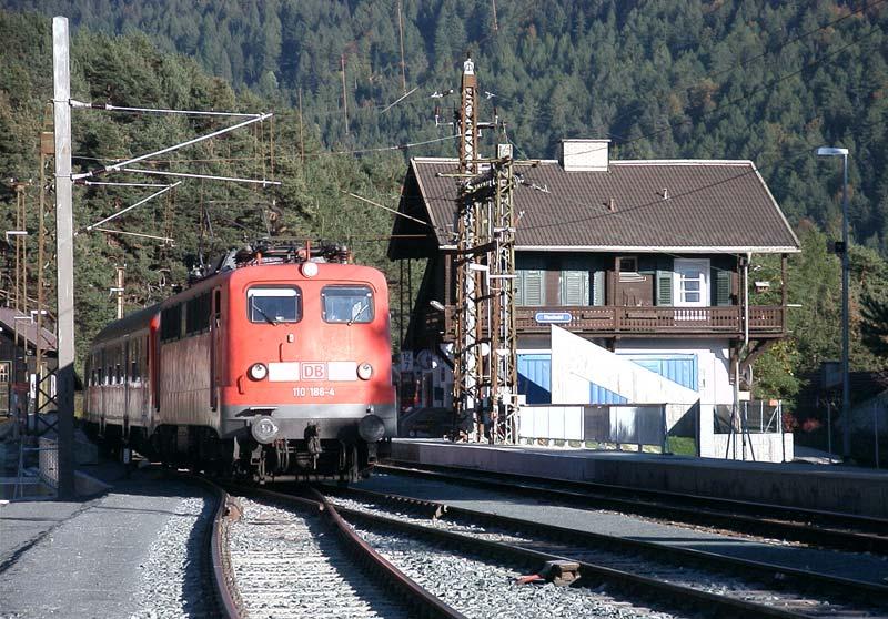 Mittenwaldbahn: 110-186 verlt Hochzirl QdK, 12. Oktober 2003 kHds